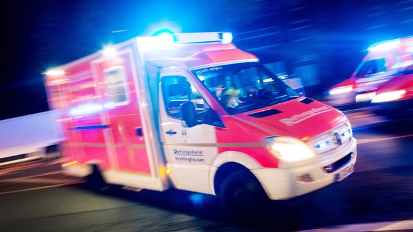 Ein Rettungswagen fährt mit Blaulicht (Symbolbild): Ein Einbrecher hat sich an einem zerbrochenen Fenster verletzt und musste um Hilfe rufen-