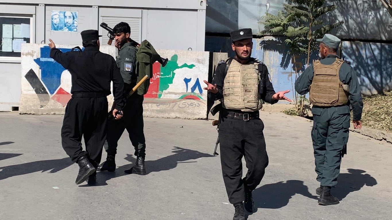 Kabul: Afghanische Polizisten nach dem Angriff in der Universität Kabul.
