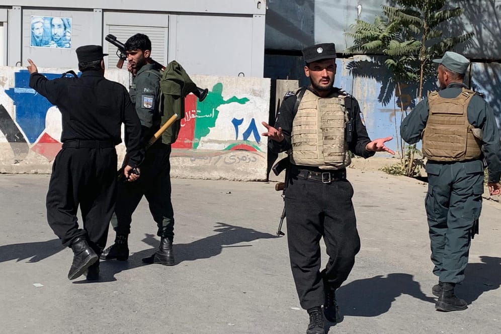 Kabul: Afghanische Polizisten nach dem Angriff in der Universität Kabul.
