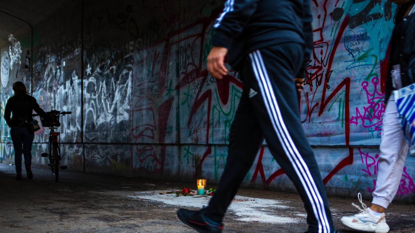 Blumen und Kerzen als Beileidsbekundungen liegen an der Stelle im Berliner Monbijoupark, an der ein 13-Jähriger erstochen worden ist: Nun hat sich ein Verdächtiger gestellt.