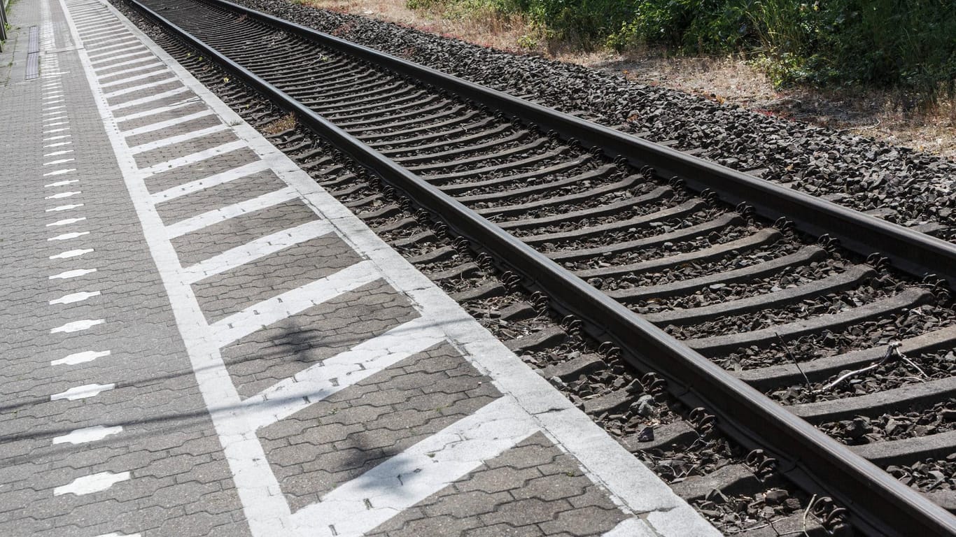Ein Gleis an einem Bahnhof in NRW (Symbolbild): Ein Dortmunder ist bei einer leichtsinnigen Aktion tödlich verletzt worden.