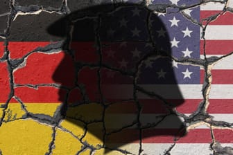 Schatten von Donald Trump (Symbolbild): Die US-Wahl ist für die deutsche Wirtschaft von Interesse.
