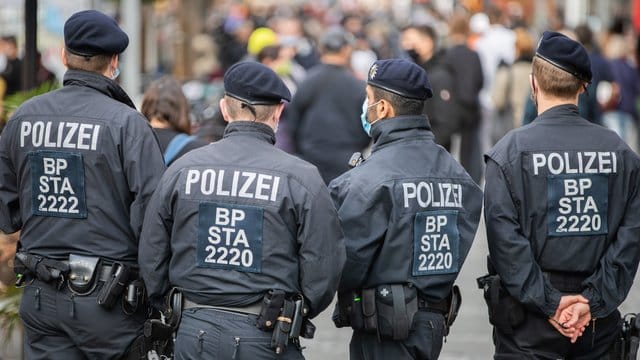 "Anfeindungen, Angriffe, pauschale Verdächtigungen und purer Hass": Gewerkschaftschef Rainer Wendt beklagt fehlende Wertschätzung für die Polizei (Symbol). "Anfeindungen, Angriffe, pauschale Verdächtigungen und purer Hass": Gewerkschaftschef Rainer Wendt beklagt fehlende Wertschätzung für die Polizei (Symbol).
