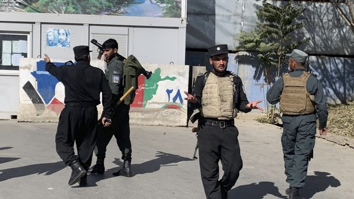 Die afghanische Polizei trifft am Ort eines Anschlags an der Universität Kabul ein.