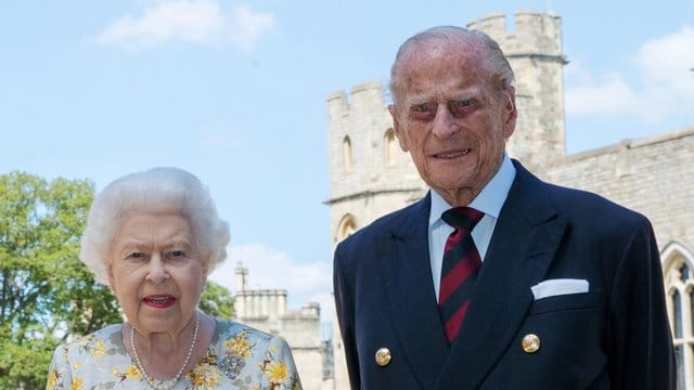 Königin Elizabeth II. und Prinz Philip, Herzog von Edinburgh, im Sommer in Windsor.