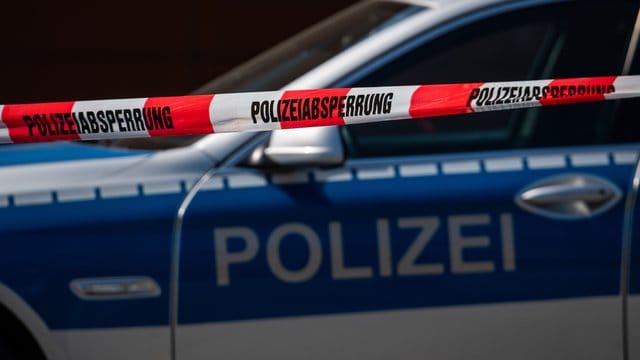 Ein Polizeiauto steht hinter einem Absperrband (Symbolbild): Polizisten haben bei zwei Drogendealern Drogen im Wert von 150.000 Euro gefunden. Ein Polizeiauto steht hinter einem Absperrband (Symbolbild): Polizisten haben bei zwei Drogendealern Drogen im Wert von 150.000 Euro gefunden.
