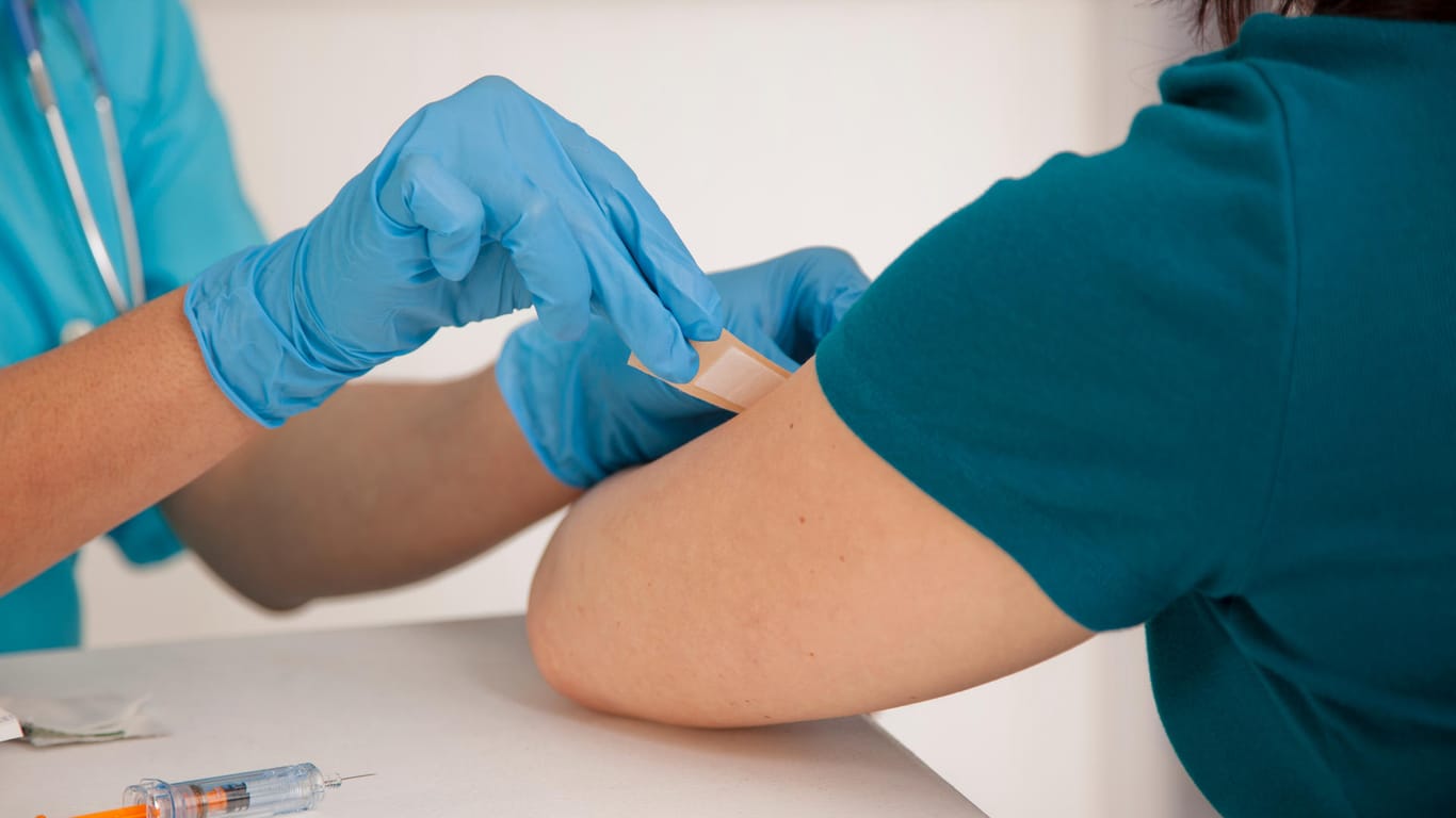 Impfung: Mediziner raten zur Grippeschutzimpfung, um eine gefährliche Doppelinfektion von Influenza und Covid-19 zu verhindern. (Symbolbild)