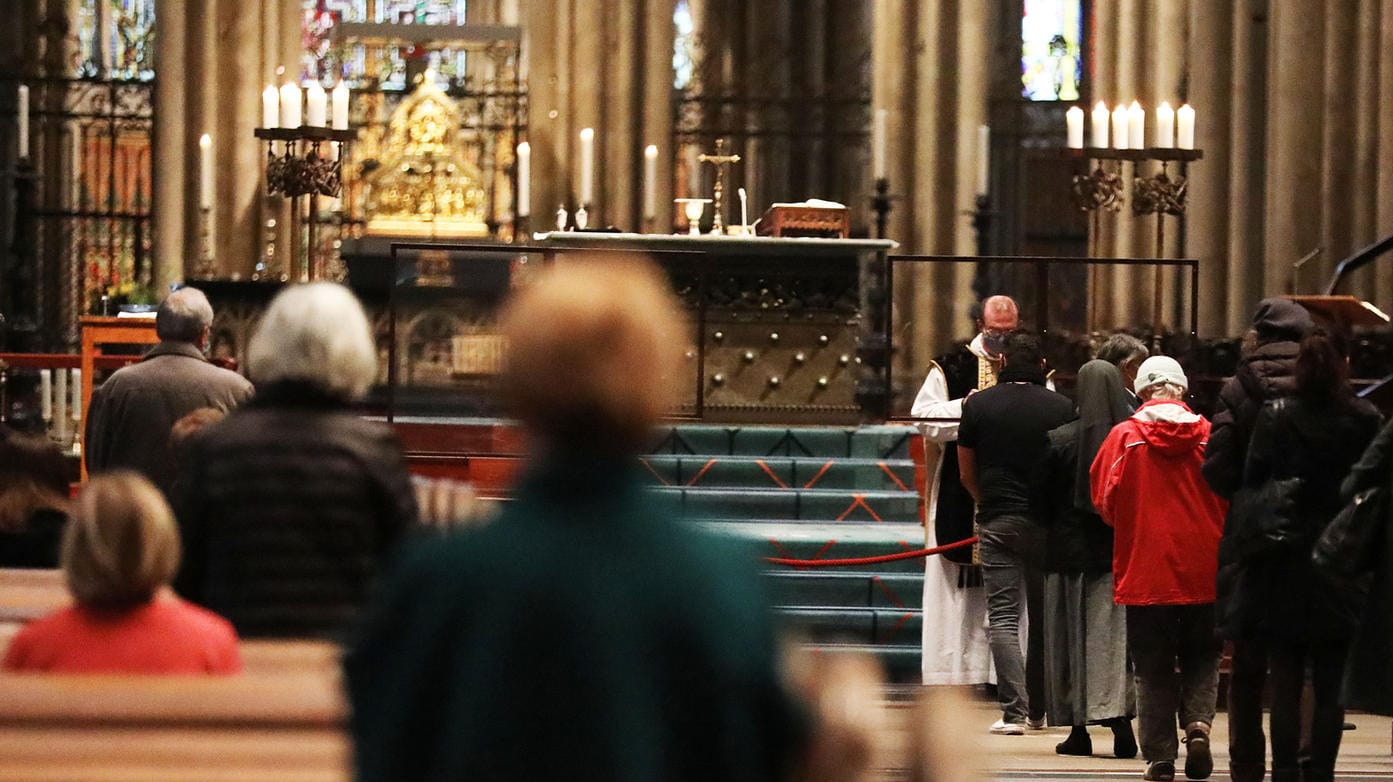 Abendmahl im Kölner Dom am Montag: Es gelten strenge Hygieneauflagen, aber der Dom ist am ersten Tag des Teil-Lockdowns für Gläubige geöffnet.