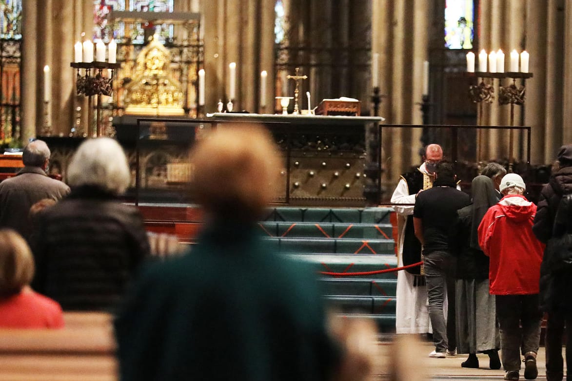 Abendmahl im Kölner Dom am Montag: Es gelten strenge Hygieneauflagen, aber der Dom ist am ersten Tag des Teil-Lockdowns für Gläubige geöffnet.