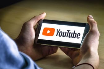 Ein Smartphone mit einem Logo von YouTube: Das Videoportal bietet Videos aller Art.