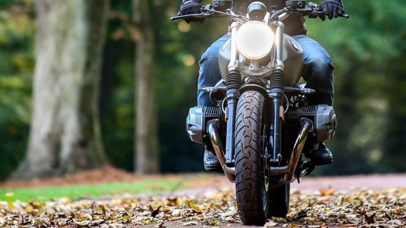 Motorradfahren: Mit entsprechender Kleidung kann sich der Fahrer vor dem Auskühlen schützen.