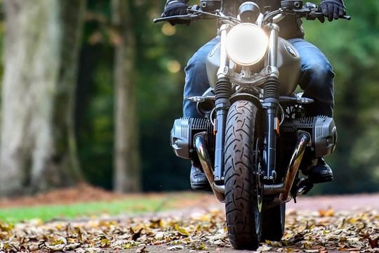 Motorradfahren: Mit entsprechender Kleidung kann sich der Fahrer vor dem Auskühlen schützen.