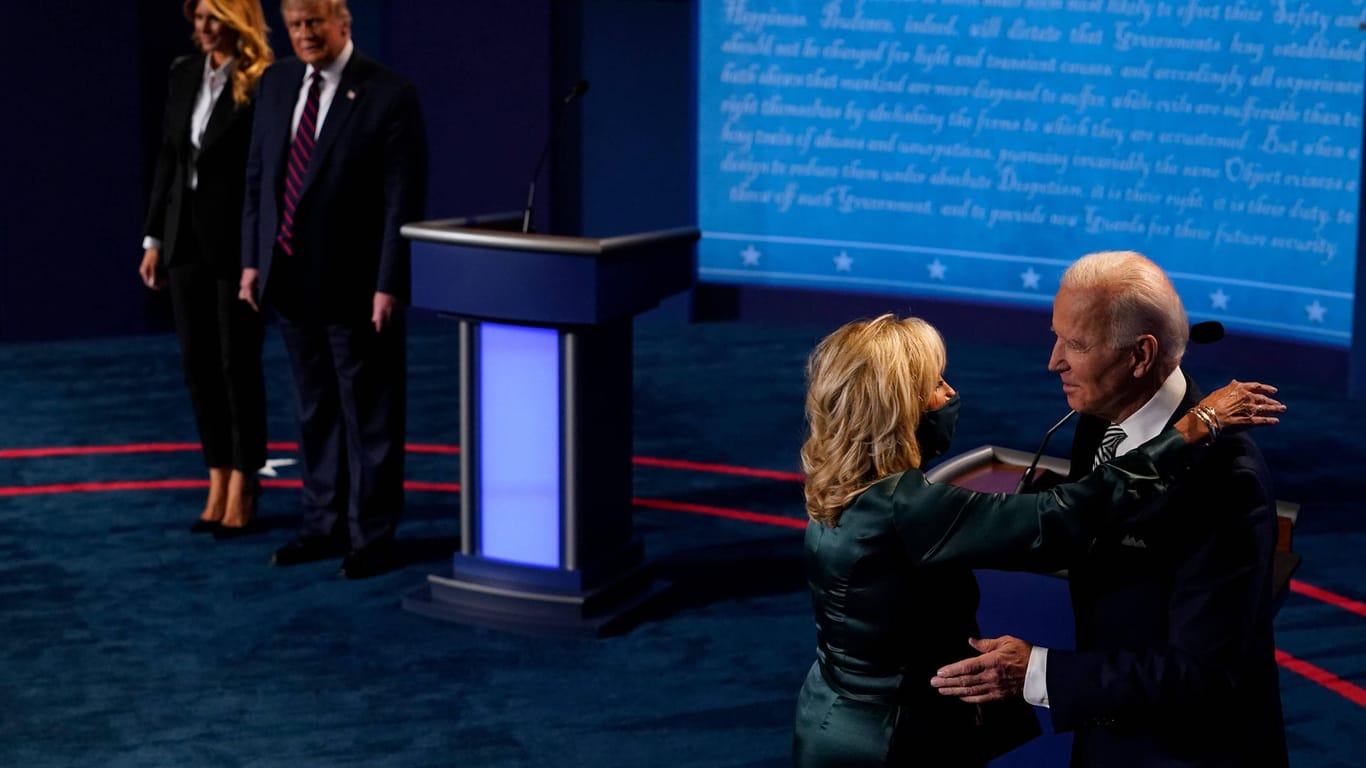 Zwei Paare, zwei Reaktionen. Nach der TV-Debatte steht Melanie Trump steif mit etwas Abstand neben Amtsinhaber Donald Trump, Jill Biden umarmt Herausforderer Joe Biden freudig. Manche Kommentatoren meinten, das sei eine der wichtigsten Szenen des Duells gewesen.