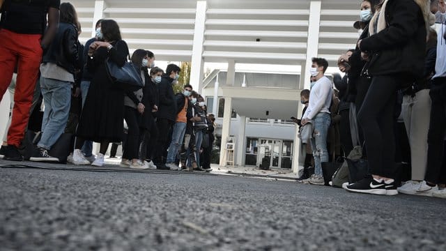 Schüler und Lehrer versammeln sich vor der aragonischen Sekundarschule, zu einer Schweigeminute für den getöteten Lehrer Paty.