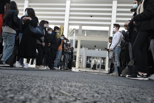 Schüler und Lehrer versammeln sich vor der aragonischen Sekundarschule, zu einer Schweigeminute für den getöteten Lehrer Paty.