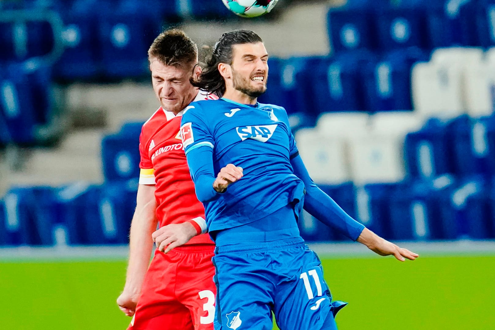 Stellvertretend für eine intensive Partie: Berlins Robin Knoche (l.) und Hoffenheims Florian Grillitsch kämpfen um den Ball.