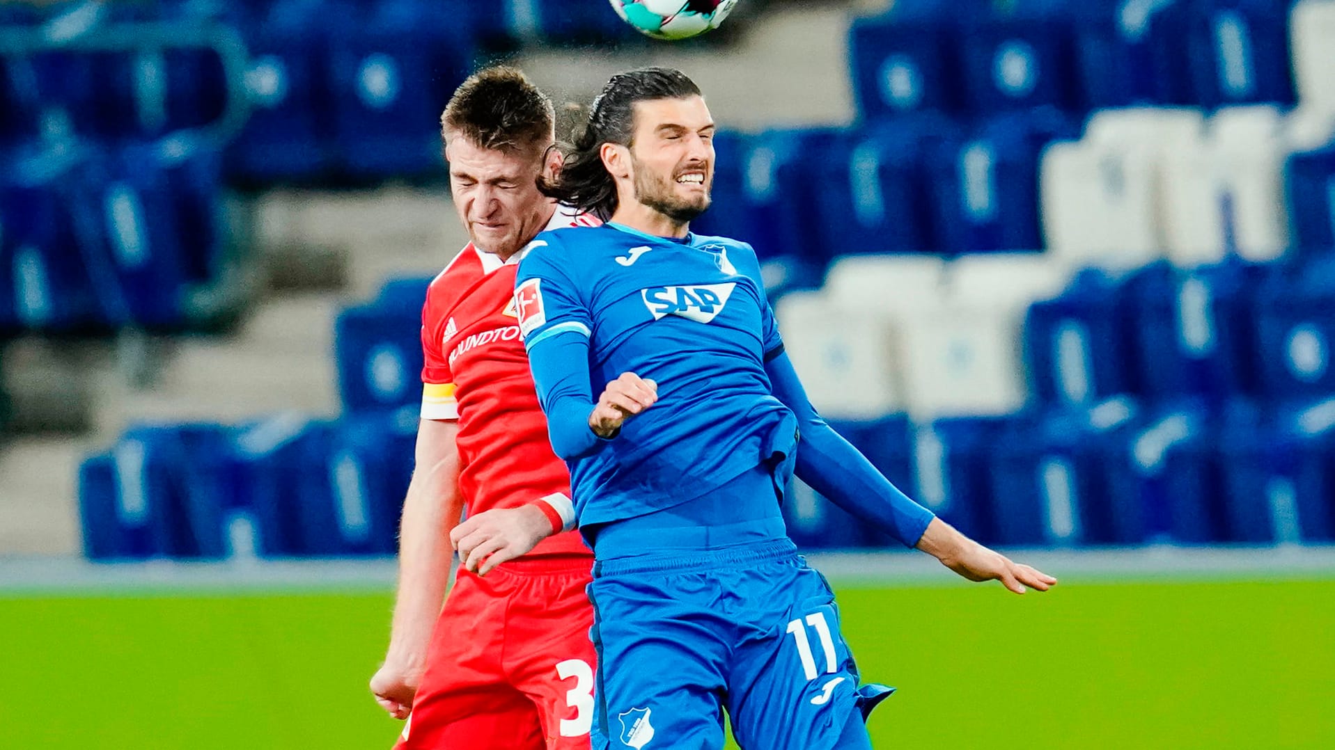 Stellvertretend für eine intensive Partie: Berlins Robin Knoche (l.) und Hoffenheims Florian Grillitsch kämpfen um den Ball.