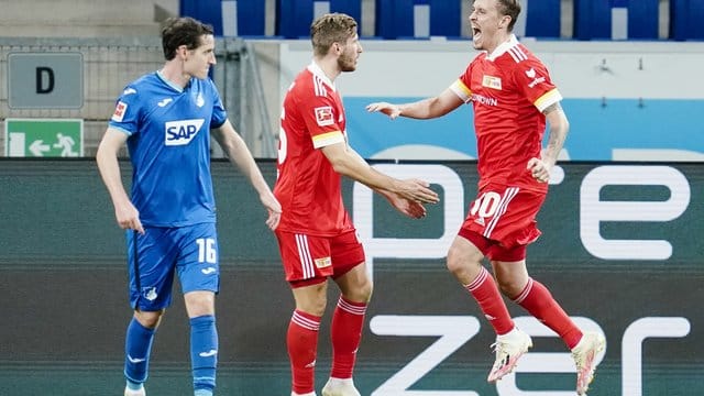 Max Kruse (r) jubelt über seinen verwandelten Elfmeter zum 1:0 für Union Berlin.