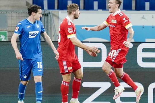 Max Kruse (r) jubelt über seinen verwandelten Elfmeter zum 1:0 für Union Berlin.