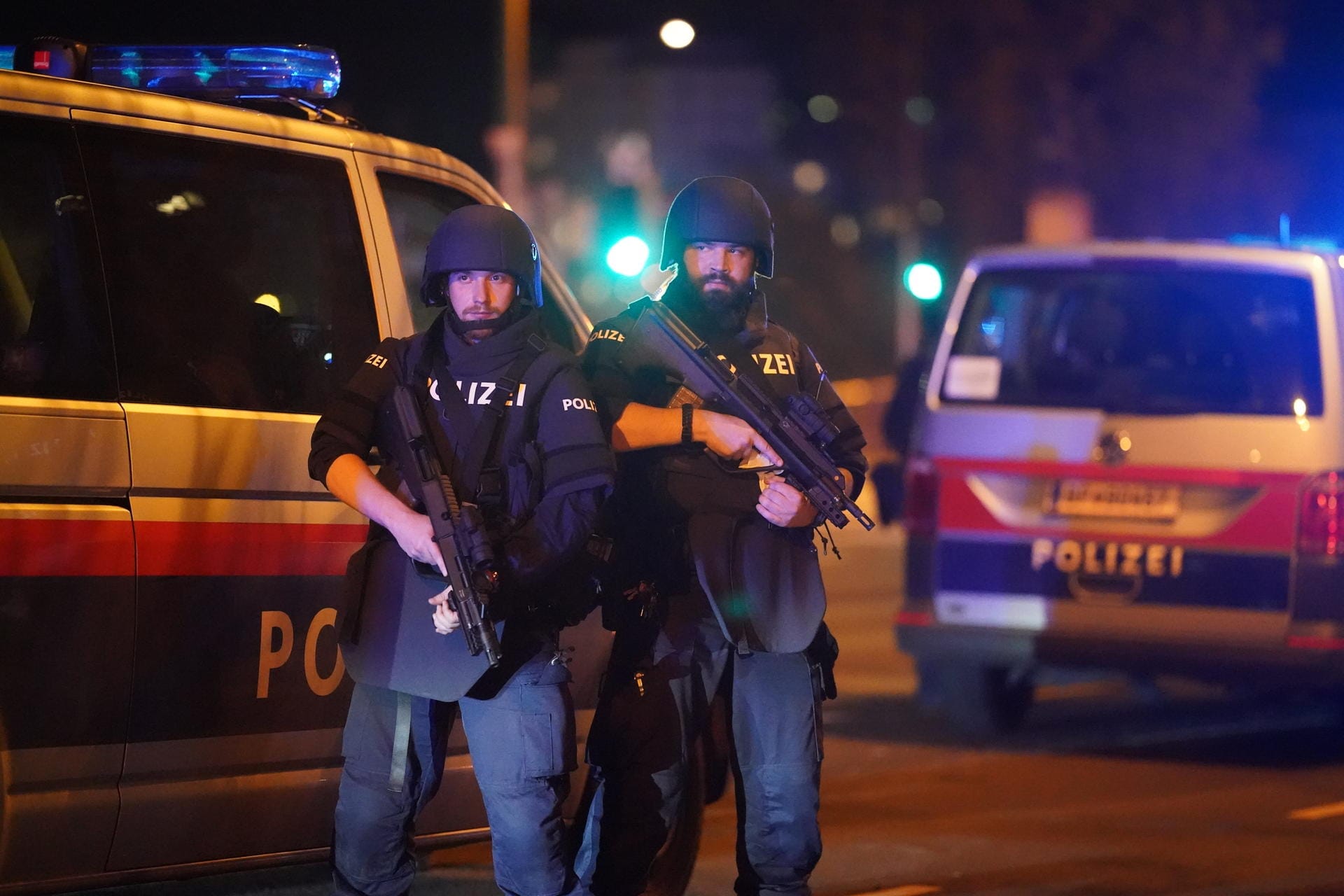 Einsatzkräfte der Polizei stehen am Schwedenplatz: Es wurde in der Nacht nach mindestens einem weiteren Täter gesucht.