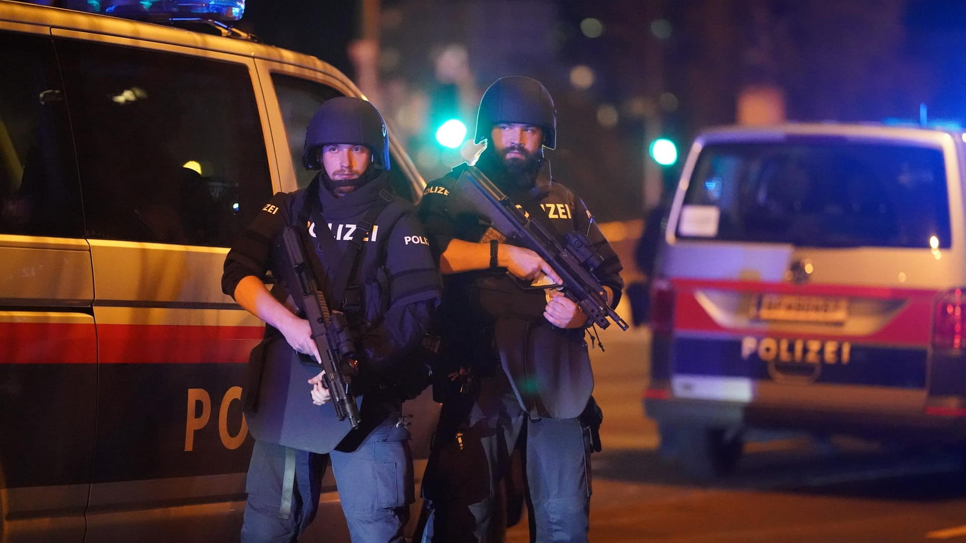 Einsatzkräfte der Polizei stehen am Schwedenplatz: Es wurde in der Nacht nach mindestens einem weiteren Täter gesucht.