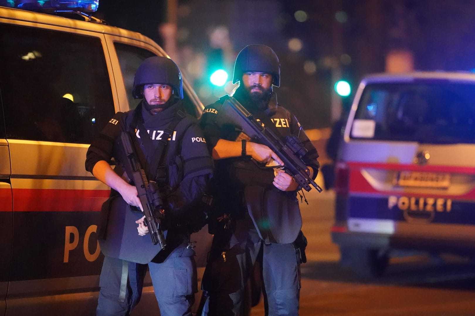 Einsatzkräfte der Polizei stehen am Schwedenplatz: Es wurde in der Nacht nach mindestens einem weiteren Täter gesucht.