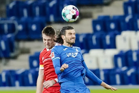 Berlins Robin Knoche (l) und Hoffenheims Florian Grillitsch kämpfen um den Ball.