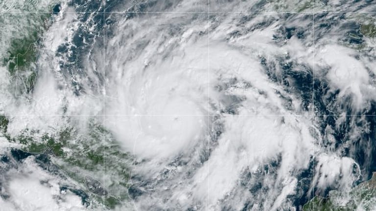 Das Satellitenbild zeigt den Tropensturm "Eta" über dem Golf von Mexiko.