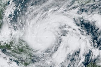 Das Satellitenbild zeigt den Tropensturm "Eta" über dem Golf von Mexiko.