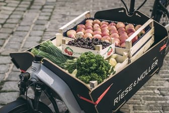 Obst und Gemüse kistenweise möglich: Je nach Modell dürfen Lastenräder mit Ladung und Fahrer insgesamt bis zu 250 Kilo wiegen.