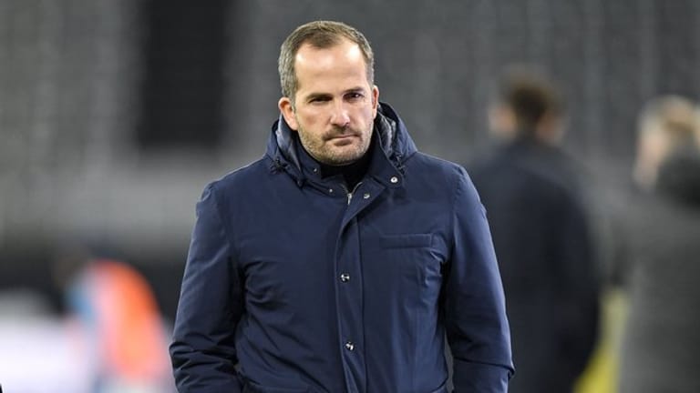 Musste sich fragen lassen, ob Schalke gegen den Viertligisten FC Schweinfurt überhaupt der Favorit sei: Cheftrainer Manuel Baum.