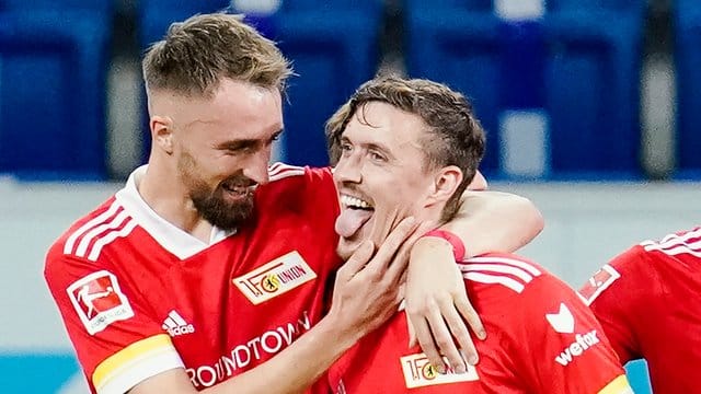 Berlins Elfmeter-Torschütze Max Kruse (r) jubelt mit Florian Hübner über das Tor zum 0:1. Berlins Elfmeter-Torschütze Max Kruse (r) jubelt mit Florian Hübner über das Tor zum 0:1.