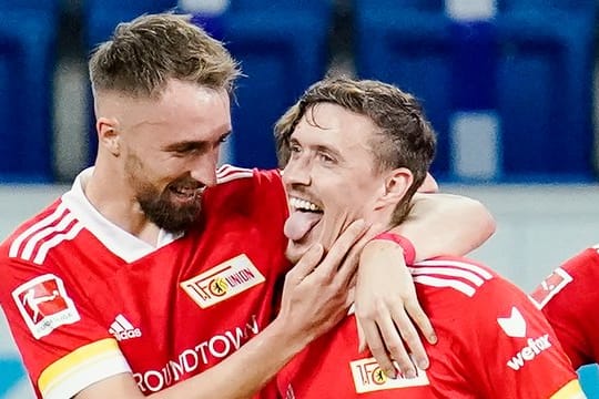 Berlins Elfmeter-Torschütze Max Kruse (r) jubelt mit Florian Hübner über das Tor zum 0:1.