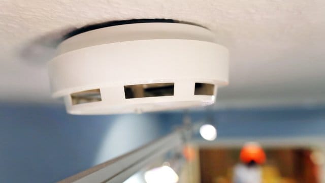 Rauchwarnmelder: Die kleinen Geräte retten unter Umständen Leben.