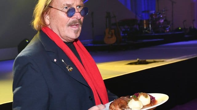 Der Sänger Frank Zander serviert beim traditionellen Weihnachtsessen für Menschen von der Straße Gänsebraten für seine Gäste (Archivbild): Dieses Jahr fließt das Geld der geplanten Weihnachtsfeier in Food Trucks für Obdachlose.