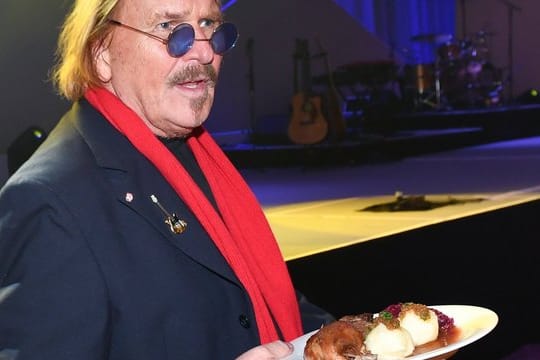 Der Sänger Frank Zander serviert beim traditionellen Weihnachtsessen für Menschen von der Straße Gänsebraten für seine Gäste (Archivbild): Dieses Jahr fließt das Geld der geplanten Weihnachtsfeier in Food Trucks für Obdachlose.