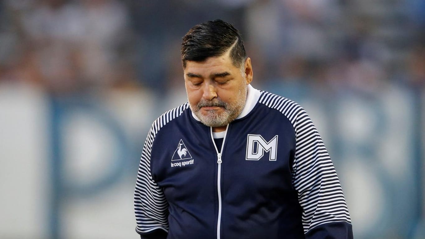 Diego Maradona: Kurz nach seinem 60. Geburtstag ist die Fußball-Legende in ein Krankenhaus eingeliefert worden.
