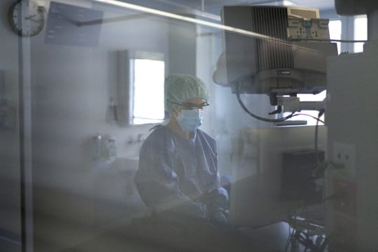 Pflegepersonal auf der Intensivstation eines Krankenhauses.