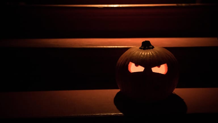 Ein Kürbis zu Halloween (Symbolbild): In München ist eine Halloweenparty zum Horrorabend geworden.
