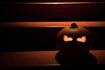 Ein Kürbis zu Halloween (Symbolbild): In München ist eine Halloweenparty zum Horrorabend geworden.