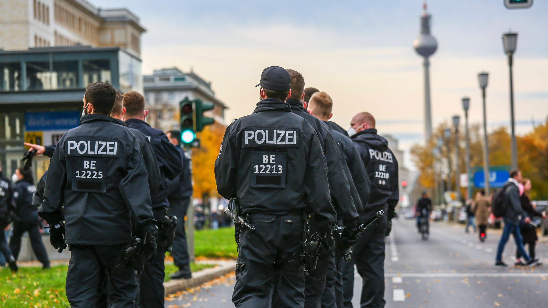 Beamte der Berliner Polizei (Symbolbild): Aktuell wird gegen 74 Beamte ein Disziplinarverfahren wegen des Verdachts auf rechtsextremistische Äußerungen geführt. Beamte der Berliner Polizei (Symbolbild): Aktuell wird gegen 74 Beamte ein Disziplinarverfahren wegen des Verdachts auf rechtsextremistische Äußerungen geführt.