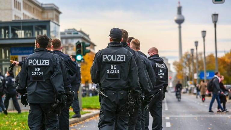 Beamte der Berliner Polizei (Symbolbild): Aktuell wird gegen 74 Beamte ein Disziplinarverfahren wegen des Verdachts auf rechtsextremistische Äußerungen geführt.