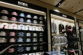 Ein Geschäft von Hugo Boss (Archivbild): Der Modehersteller macht wieder Gewinn.