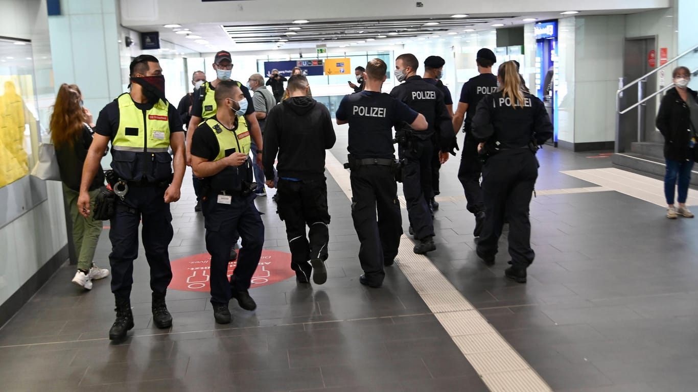 Bundespolizisten am Essener Hauptbahnhof (Symbolbild): Ein Jugendlicher, der auf einen Dortmunder eingeschlagen haben soll, wurde hier festgenommen.