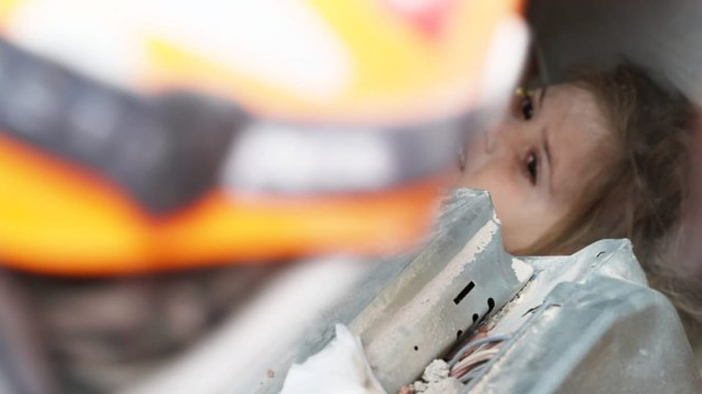 Rettung nach 91 Stunden: In Izmir ist ein kleines Mädchen aus den Trümmern geborgen worden.