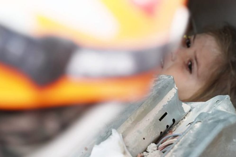 Rettung nach 91 Stunden: In Izmir ist ein kleines Mädchen aus den Trümmern geborgen worden.