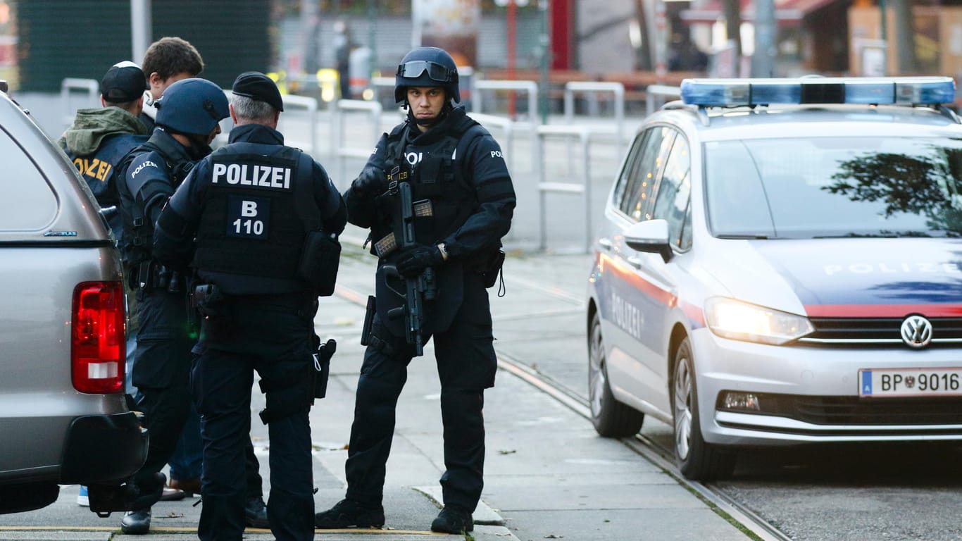 Bewaffnete Polizisten stehen Wache nach einem Schusswechsel im Stadtzentrum. Die Terrorattacke von Wien geht nach den Worten von Österreichs Innenminister Nehammer auf das Konto mindestens eines islamistischen Terroristen.
