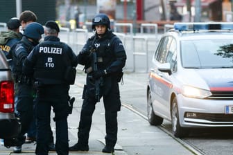 Bewaffnete Polizisten stehen Wache nach einem Schusswechsel im Stadtzentrum. Die Terrorattacke von Wien geht nach den Worten von Österreichs Innenminister Nehammer auf das Konto mindestens eines islamistischen Terroristen.