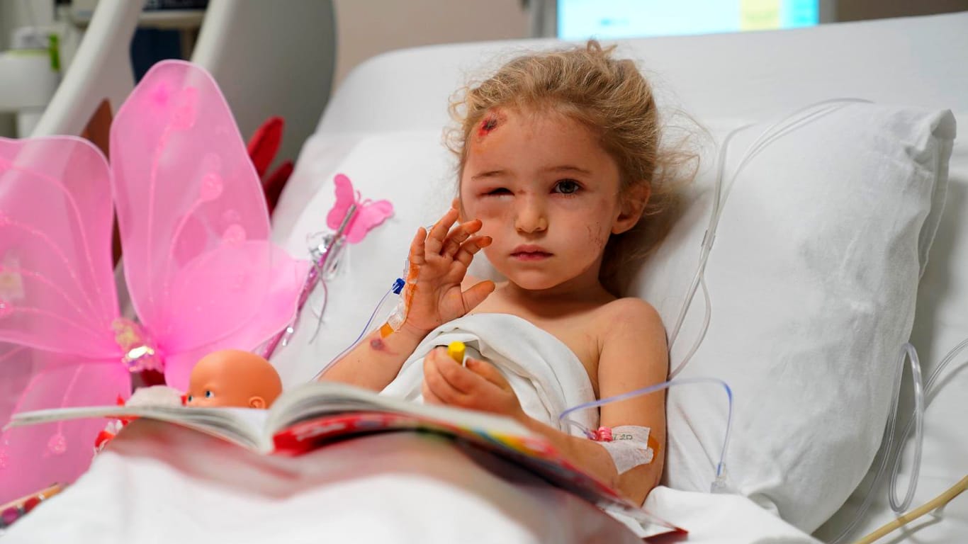 Türkei, Izmir: Das 3-jährige Mädchen Elif liegt in ihrem Krankenhausbett.