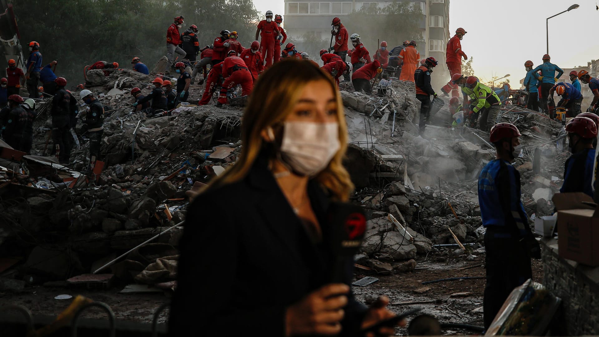 Türkei, Izmir: Die Suche von Rettungskräften nach Überlebenden in den Trümmern eines eingestürzten Gebäudes.